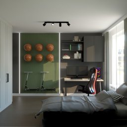 DC STUDIO PROJEKTOWE SPÓŁKA Z OGRANICZONĄ ODPOWIEDZIALNOŚCIĄ - Pokój młodzieżowy z łóżkiem, biurkiem gamingowym, szafą, dekoracyjną ścianą z piłkami do koszykówki i hulajnogami.
