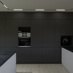 DC STUDIO PROJEKTOWE SPÓŁKA Z OGRANICZONĄ ODPOWIEDZIALNOŚCIĄ - Nowoczesna kuchnia z ciemnymi, matowymi frontami szafek, oświetleniem LED podszafkowym i wyspą z czarnym blatem. Na wyspie dwie filiżanki kawy, a w tle zabudowany sprzęt AGD: piekarnik i ekspres...