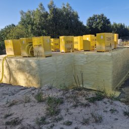 Eko Termika Kamil Jarosz - Fundament budynku w Gorzowie Wielkopolskim po izolacji, pokryty warstwą pianki, z paletami bloczków Ytong na górze, widoczne elementy instalacji.