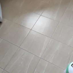 Mycie i czyszczenie fug w łazience. Efekt po wykonaniu usługi.