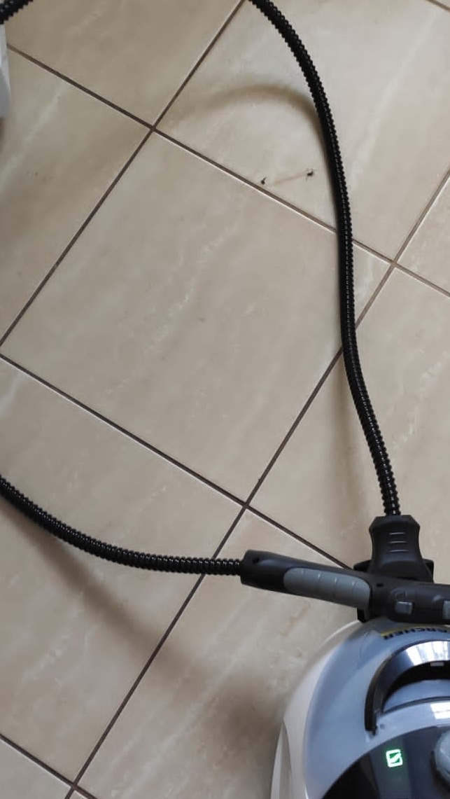 Czyszczenie, mycie parowe fug w łazience. Zdjęcie przed wykonaniem usługi.