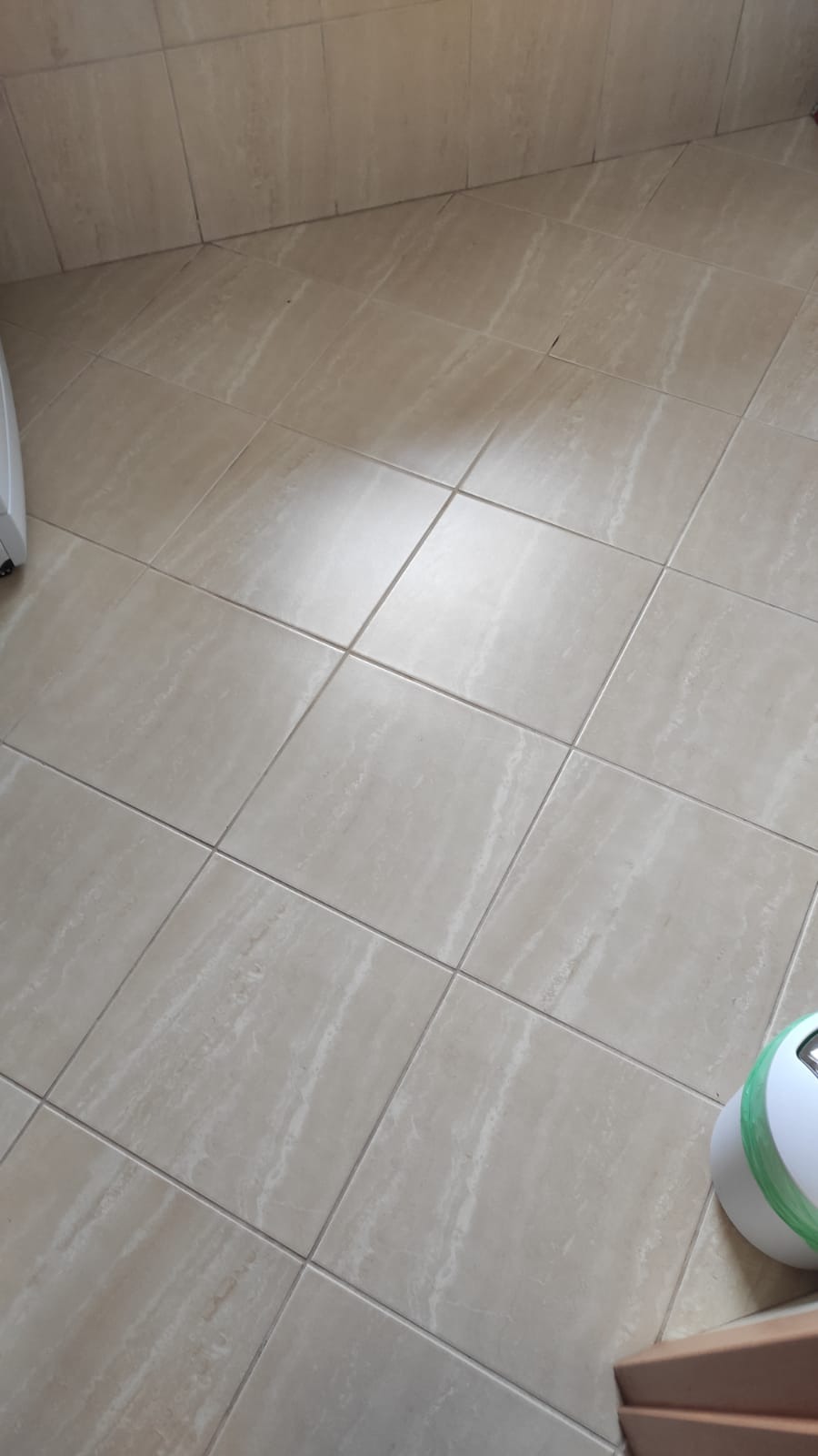 Mycie i czyszczenie fug w łazience. Efekt po wykonaniu usługi.