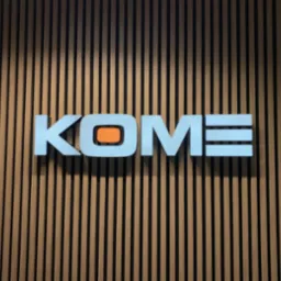 Litery przestrzenne podświetlane LED.