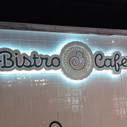 Kaseton w postaci litery blokowej z wystającą, podświetlaną pleksi oraz dodatkowo podświetlenie tylne tz. 