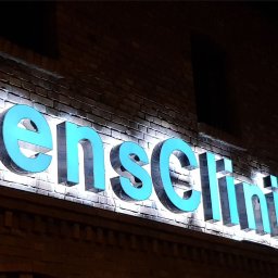 Litery blokowe podświetlane na dystansach, dodatkowo podświetlenie tylne 