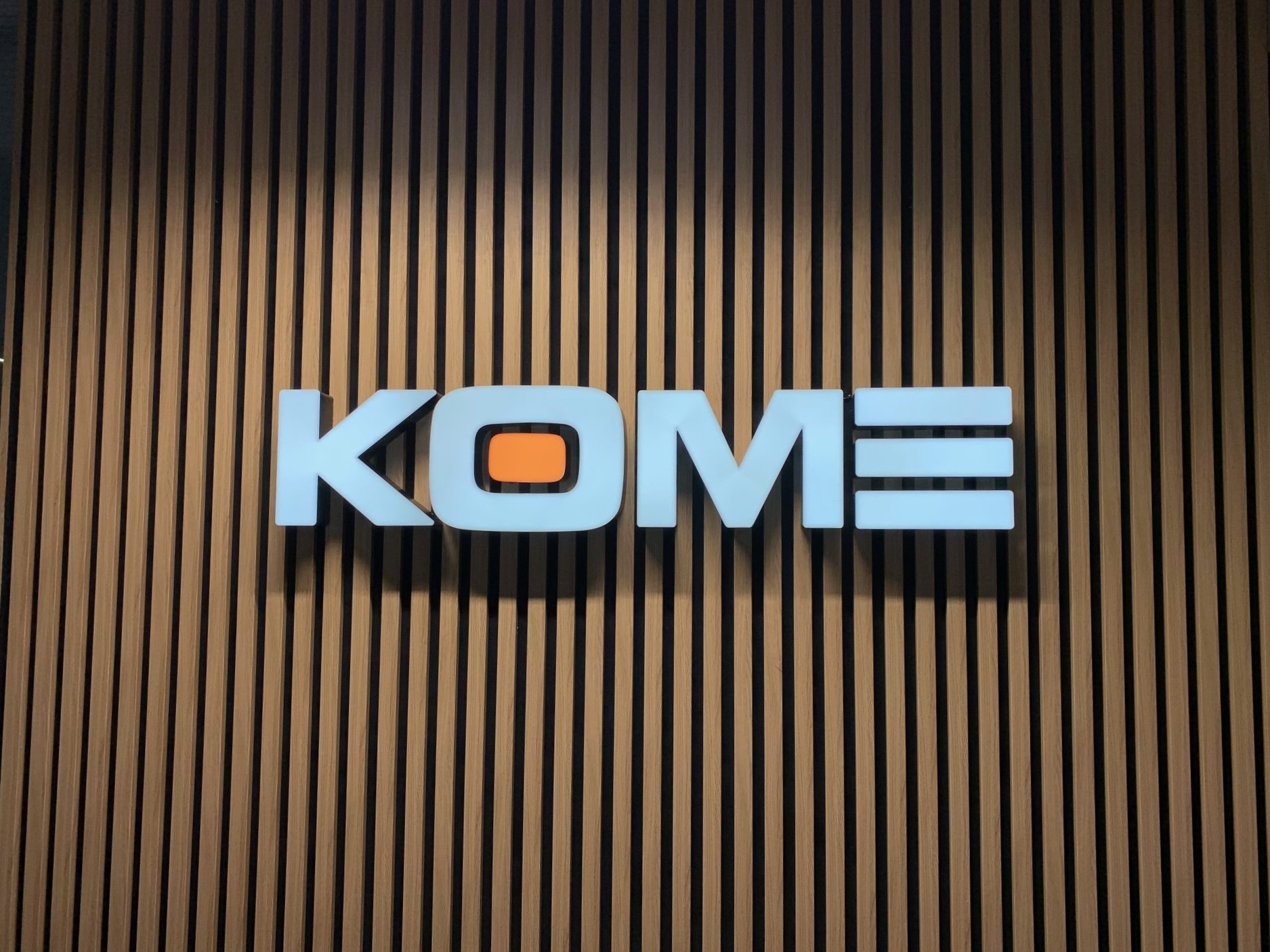 Litery przestrzenne podświetlane LED.