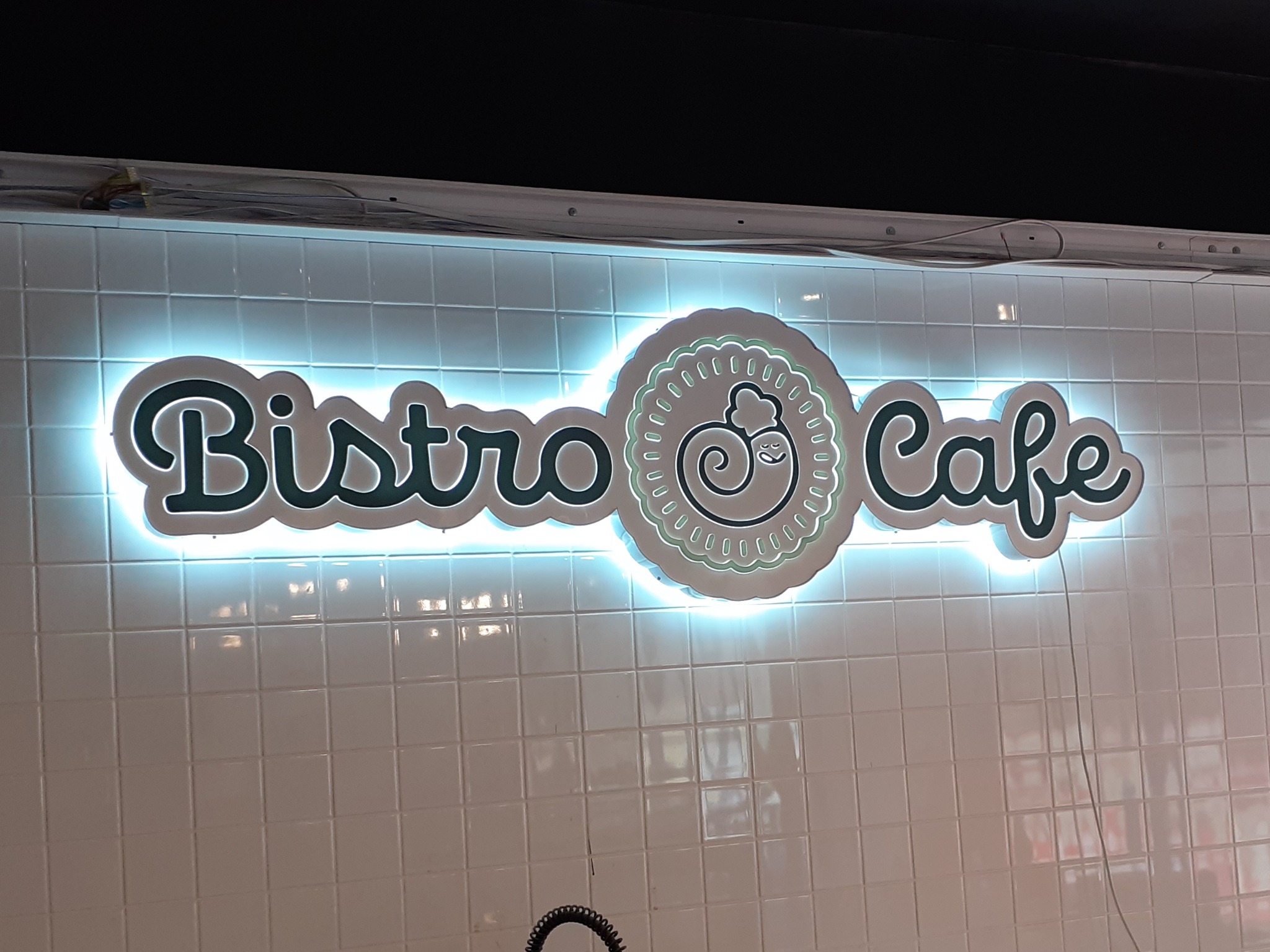 Kaseton w postaci litery blokowej z wystającą, podświetlaną pleksi oraz dodatkowo podświetlenie tylne tz. 'halo'