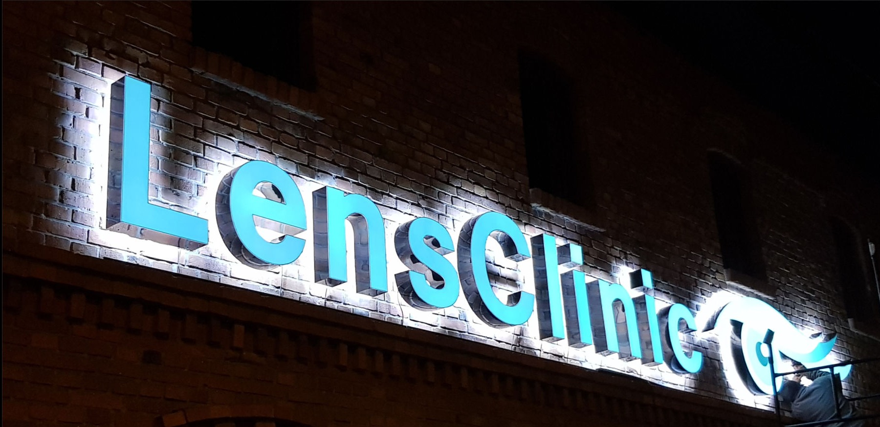 Litery blokowe podświetlane na dystansach, dodatkowo podświetlenie tylne 'halo'