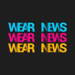 Typograficzny projekt z powtórzonym napisem 'WEAR NEWS' w trzech rzędach: błękitnym, różowym i żółtym, na teksturowanym, ciemnoszarym tle.