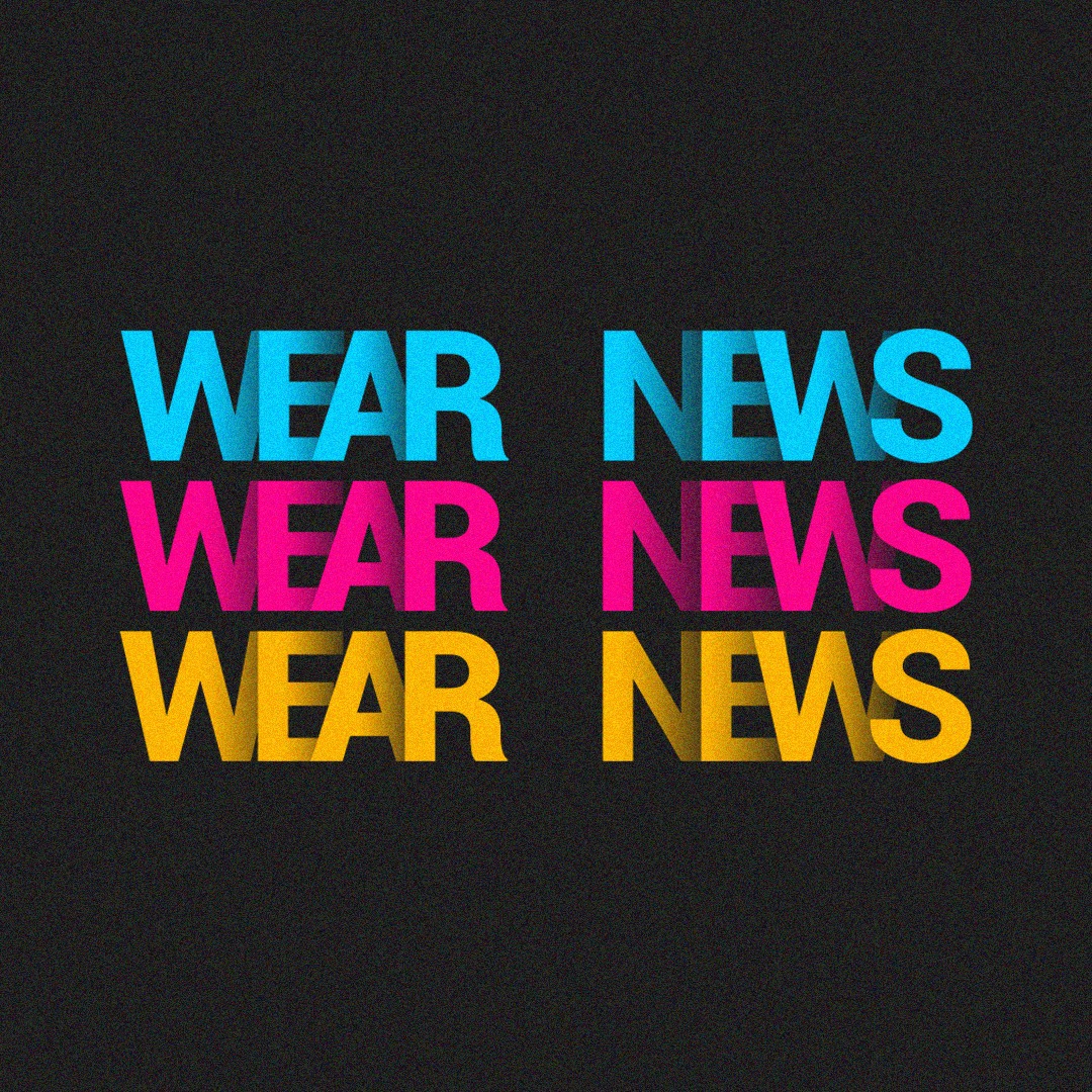 Typograficzny projekt z powtórzonym napisem 'WEAR NEWS' w trzech rzędach: błękitnym, różowym i żółtym, na teksturowanym, ciemnoszarym tle.