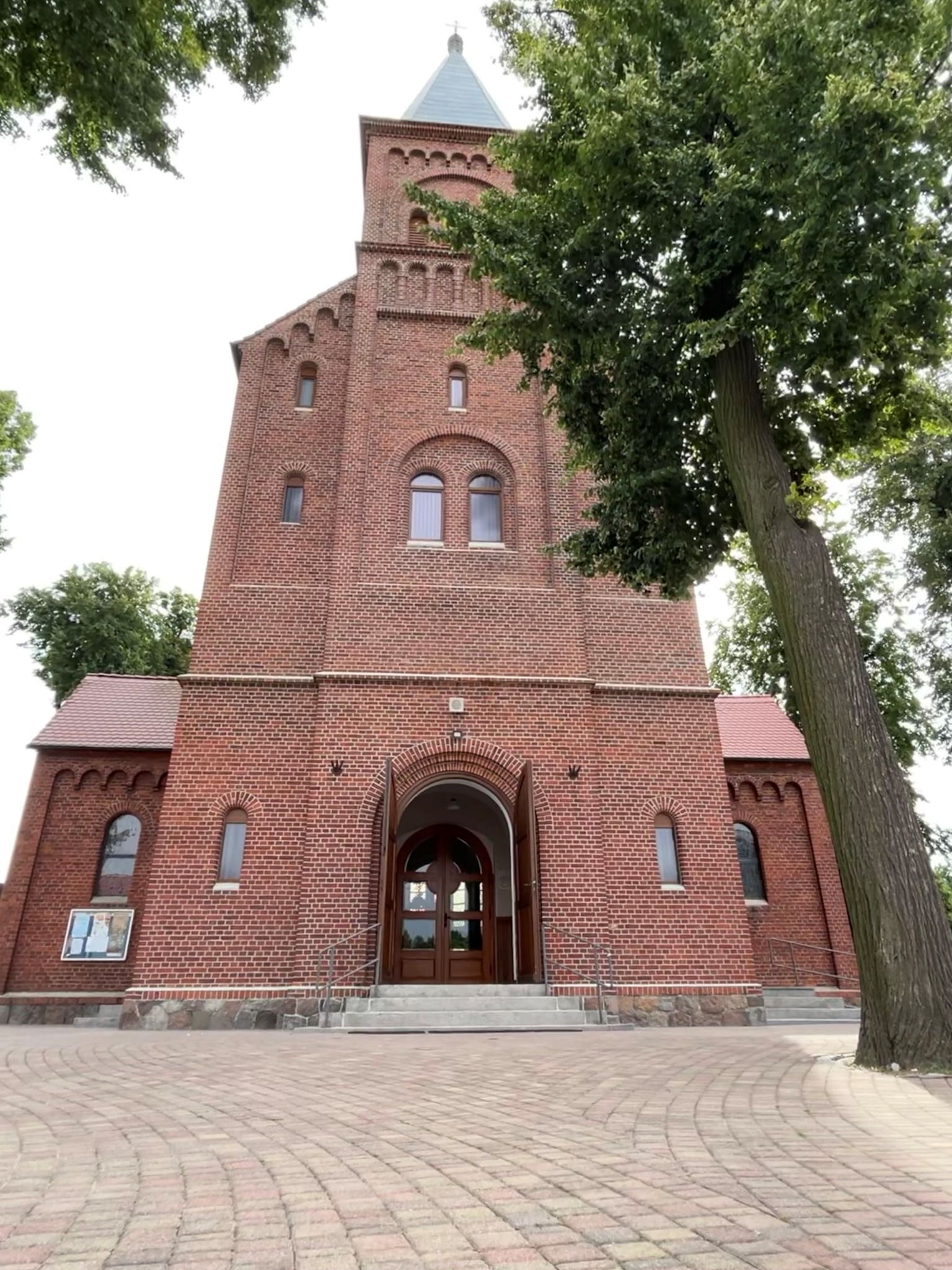 Renowacja elewacji kościoła w Doruchowie