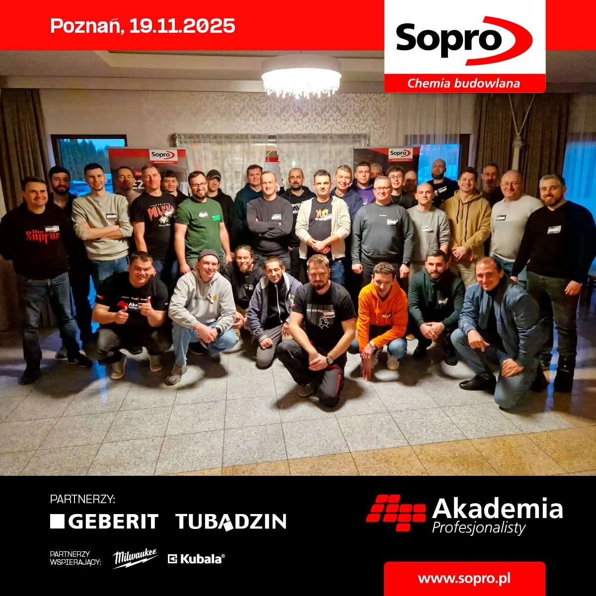 Grupowe zdjęcie glazurników Akademii Profesjonalisty Sopro w Poznaniu, 19.11.2025. Partnerzy: Geberit, Tubądzin, Milwaukee, Kubala.