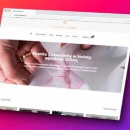 Ekran laptopa wyświetlający stronę sklepu internetowego Cortina Atelier z firanami, zasłonami i roletami rzymskimi, prezentujący firankę z motywem kwiatowym i kalkulacją ceny.