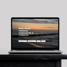 Pixel Network Paweł Worwa - Laptop prezentuje stronę willanicola.pl z widokiem na morze o zachodzie słońca. Minimalistyczny design strony z hasłem 'Willa Nicola najlepszy wypoczynek w Trzęsaczu'.
