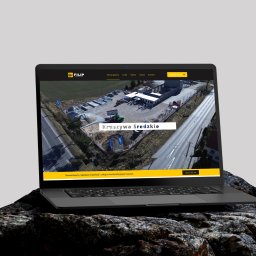 Pixel Network Paweł Worwa - Laptop prezentuje stronę wizytówkę firmy budowlanej filipsc.pl z widokiem na skład kruszyw. Czarno-żółta kolorystyka strony, widok z lotu ptaka na plac.