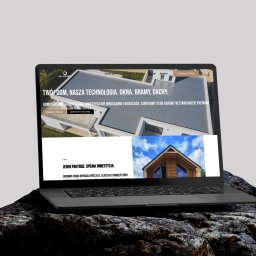 Pixel Network Paweł Worwa - Laptop prezentuje stronę wizytówkę whome.pl z nowoczesnym domem. Minimalistyczny design, czcionki bezszeryfowe, dominująca biel i szarość. Laptop na tle kamienistym.