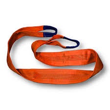 Pomarańczowy pas transportowy z czarnymi paskami i niebieskimi wzmocnieniami pętli, leżący na białym tle.