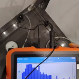 Pomiar ciśnienia w instalacji wodnej w Szamotułach za pomocą urządzenia PQWT-L50 z widocznym wykresem pomiarowym.