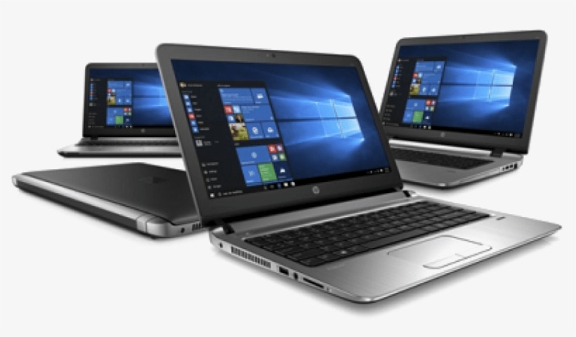 Trzy laptopy HP z systemem Windows, jeden zamknięty, dwa otwarte z widocznym pulpitem, na białym tle.