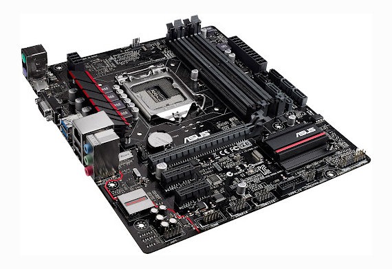 Czarna płyta główna ASUS z widocznymi slotami pamięci RAM, gniazdem procesora i portami wejścia/wyjścia, prezentowana pod kątem na jasnym tle.