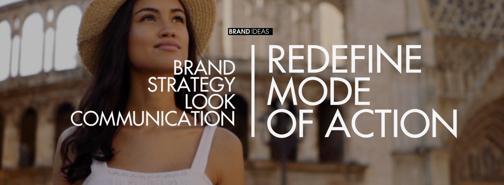 Kobieta w kapeluszu na tle zabytkowej architektury, z nałożonym tekstem dotyczącym strategii marki i komunikacji.