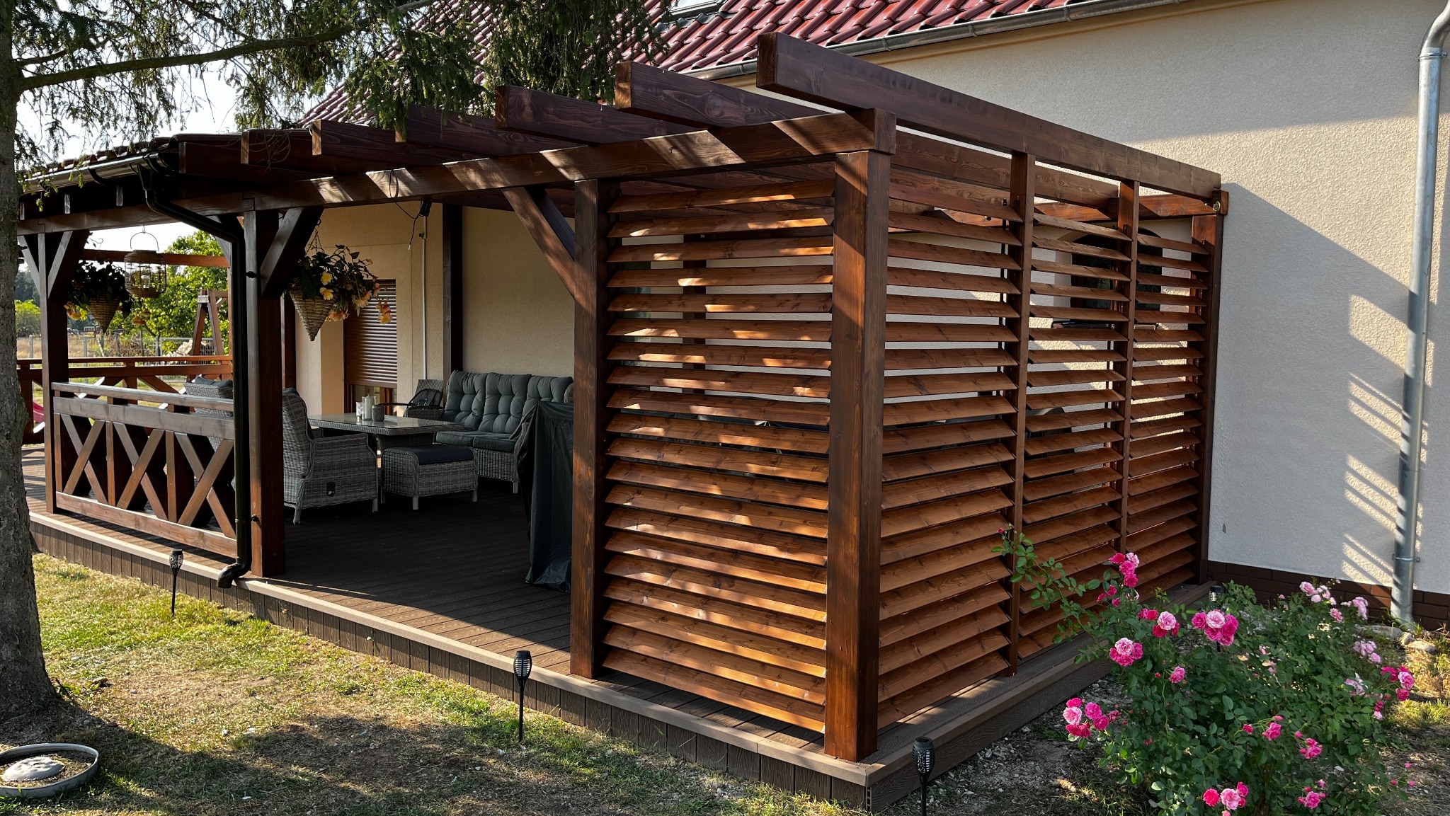 Pergola tarasowa z systemem ruchomych deseczek