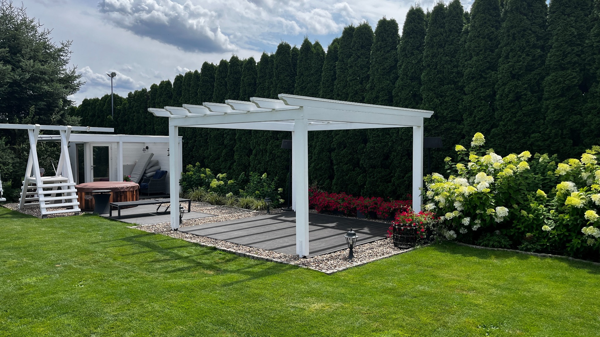 Pergola ogrodowa wraz z kompozytową podłogą