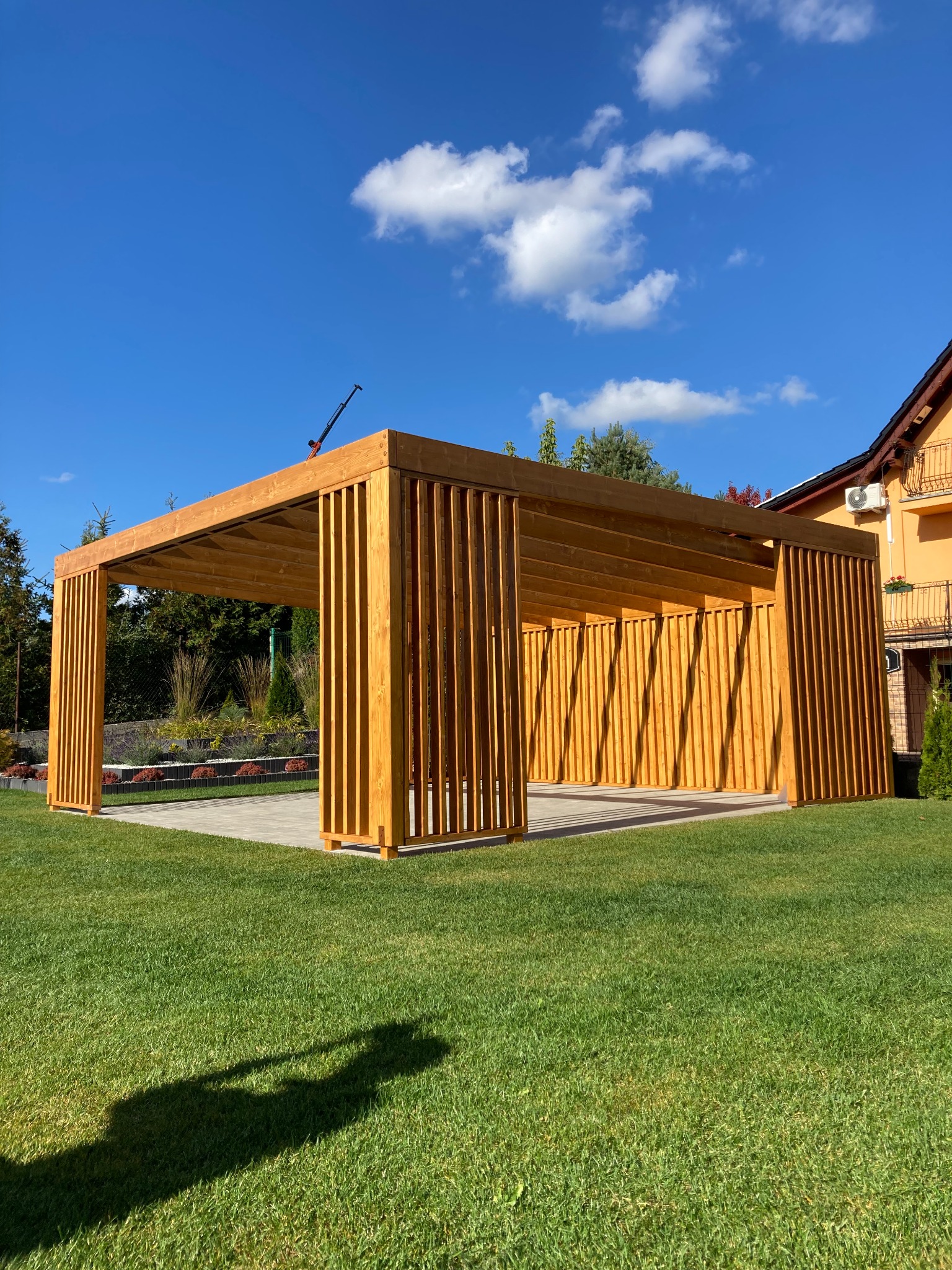 Pergola ogrodowa z światłami LED