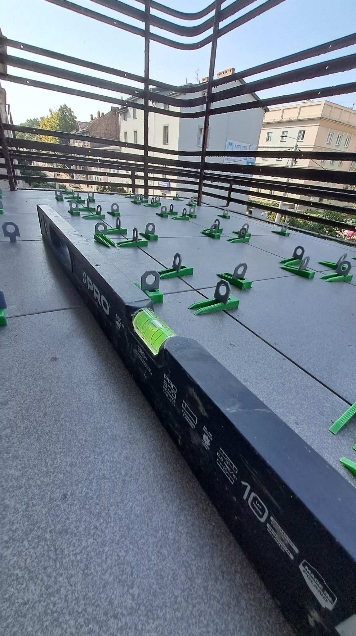 Remont balkonu. Podwójna warstwa hydroizolacji z ukladaniem plytek gresowych.