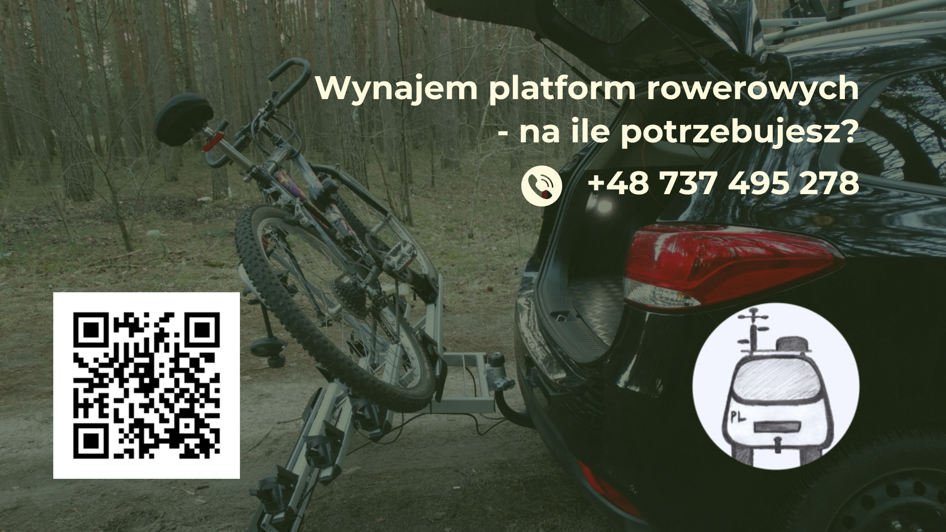 Platforma rowerowa zamontowana na haku holowniczym samochodu, z rowerem, na tle lasu, z widocznym kodem QR i numerem telefonu.