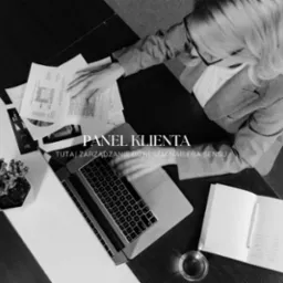 Czarno-białe zdjęcie z góry: kobieta w okularach analizuje dokumenty przy laptopie. Widoczne biurko, notatnik, roślina i szklanka. Panel Klienta - zarządzanie biznesem.