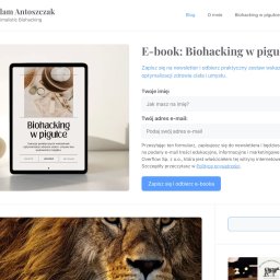 Brain Overflow sp. z o.o. - Ekran tabletu prezentujący stronę internetową z formularzem zapisu na newsletter dotyczący biohackingu, obok minimalistyczny wazon z ceramiki.