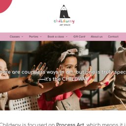 Brain Overflow sp. z o.o. - Strona internetowa artystycznej szkoły dla dzieci Childway z widocznymi dziećmi z pomalowanymi rękami podczas zajęć plastycznych.