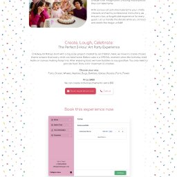 Brain Overflow sp. z o.o. - Uśmiechnięte dzieci w różowych czapkach urodzinowych siedzą przy stole z tortem, na którym płoną świeczki w kształcie cyfry 9. Dziewczynka w okularach w kształcie gwiazdek dmucha świeczki.