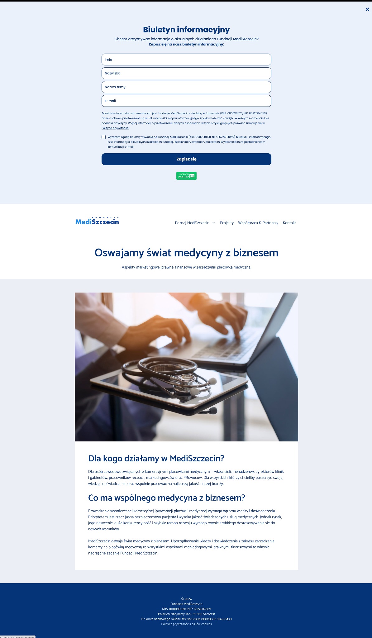 Stetoskop leżący na tablecie obok otwartego laptopa, dłonie osoby piszącej na klawiaturze w tle, symbolizujące połączenie medycyny i technologii w zarządzaniu placówką medyczną.