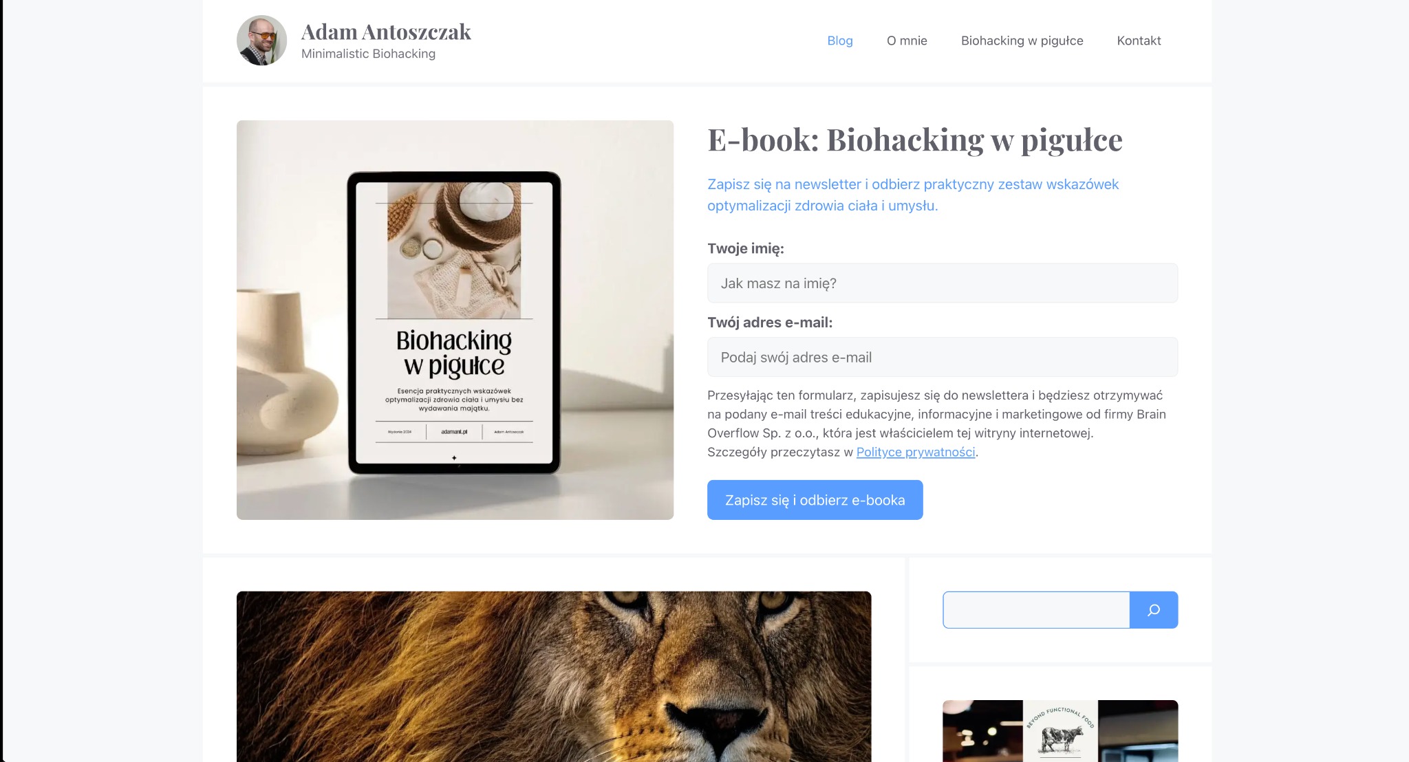 Ekran tabletu prezentujący stronę internetową z formularzem zapisu na newsletter dotyczący biohackingu, obok minimalistyczny wazon z ceramiki.