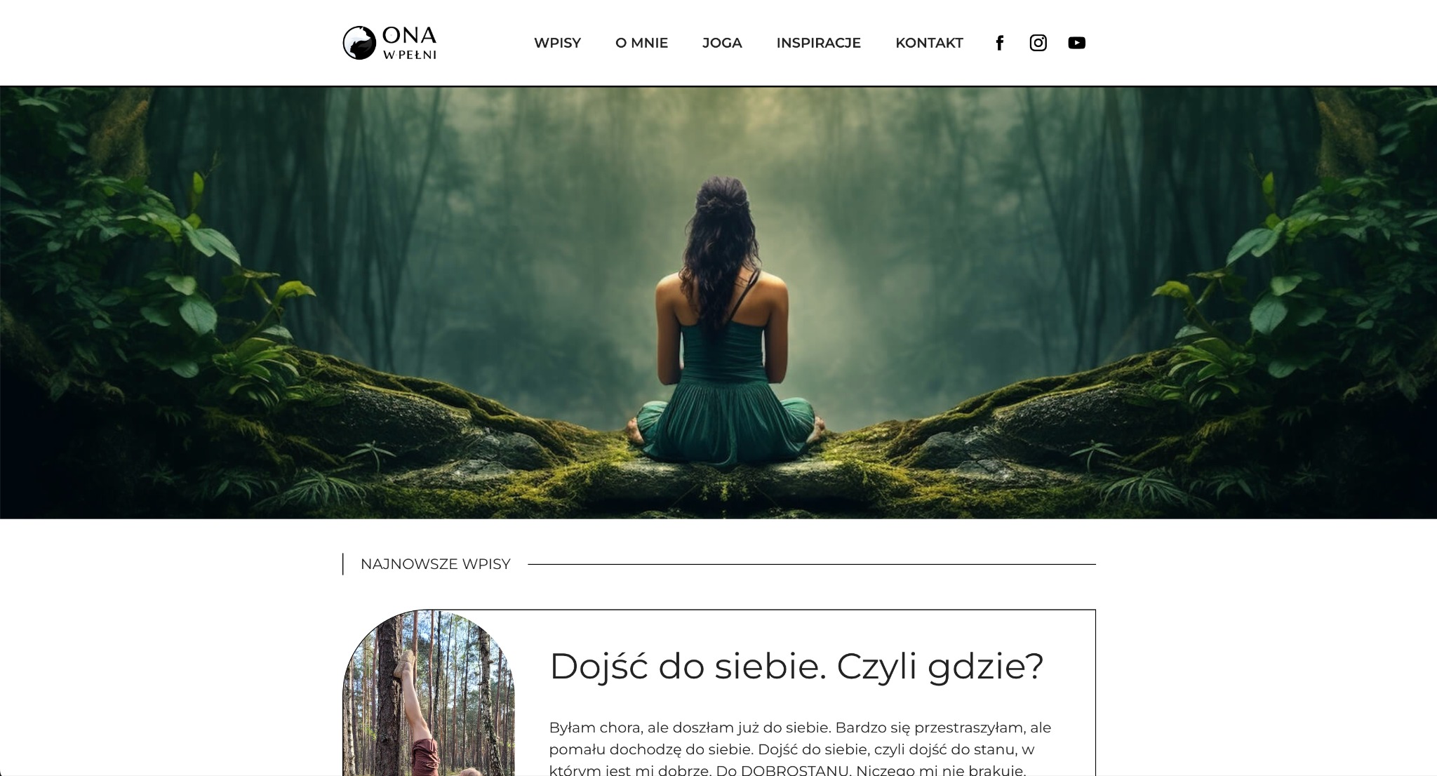 Kobieta siedząca w pozycji lotosu na tle mglistego lasu, widok z tyłu, strona internetowa z nagłówkiem i sekcją najnowszych wpisów.