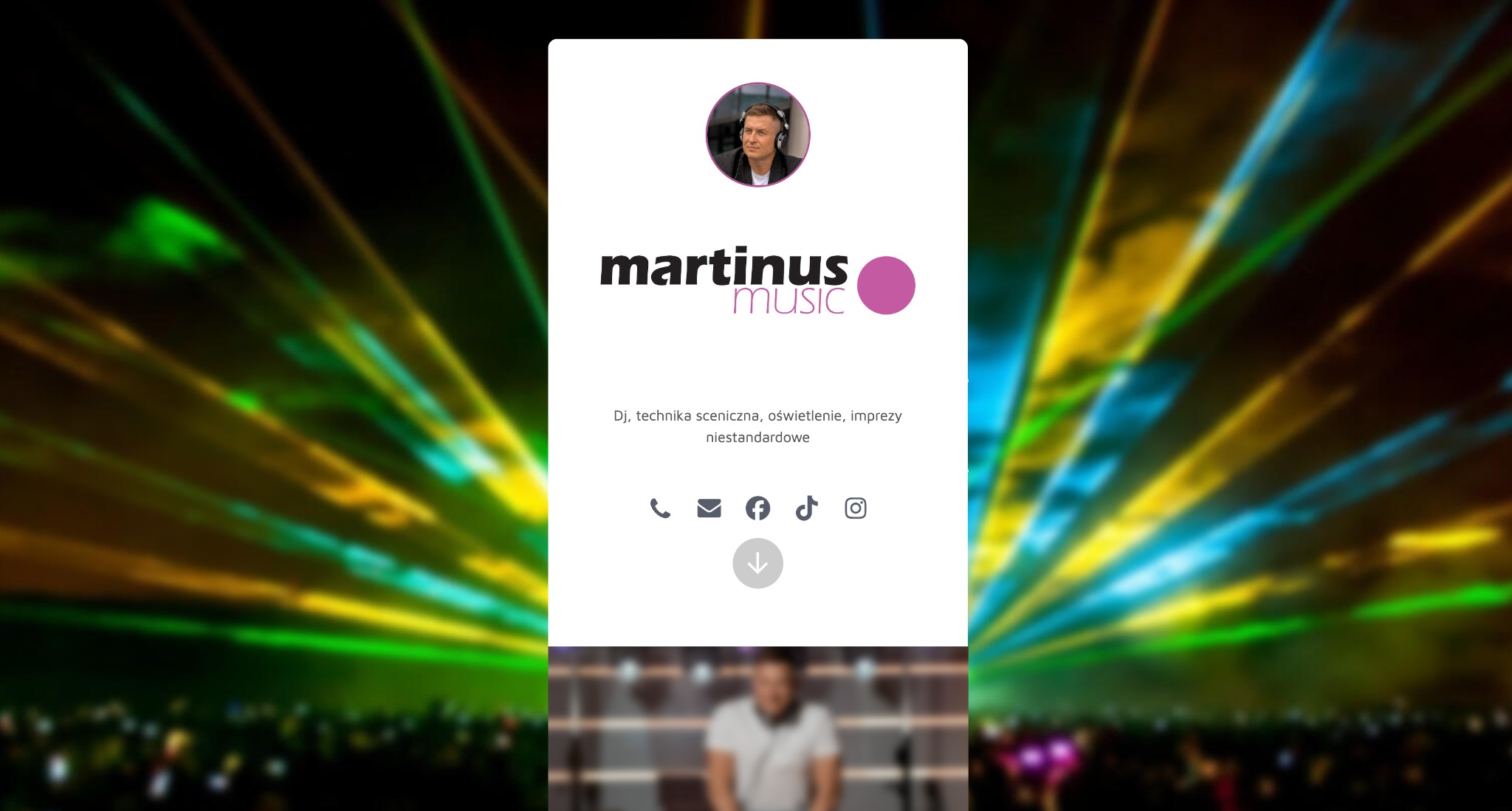 Grafika z logo Martinus Music, oferującego usługi DJ-skie, technikę sceniczną, oświetlenie i organizację imprez niestandardowych, z widocznymi ikonami kontaktowymi i zdjęciem osoby w słuchawkach...