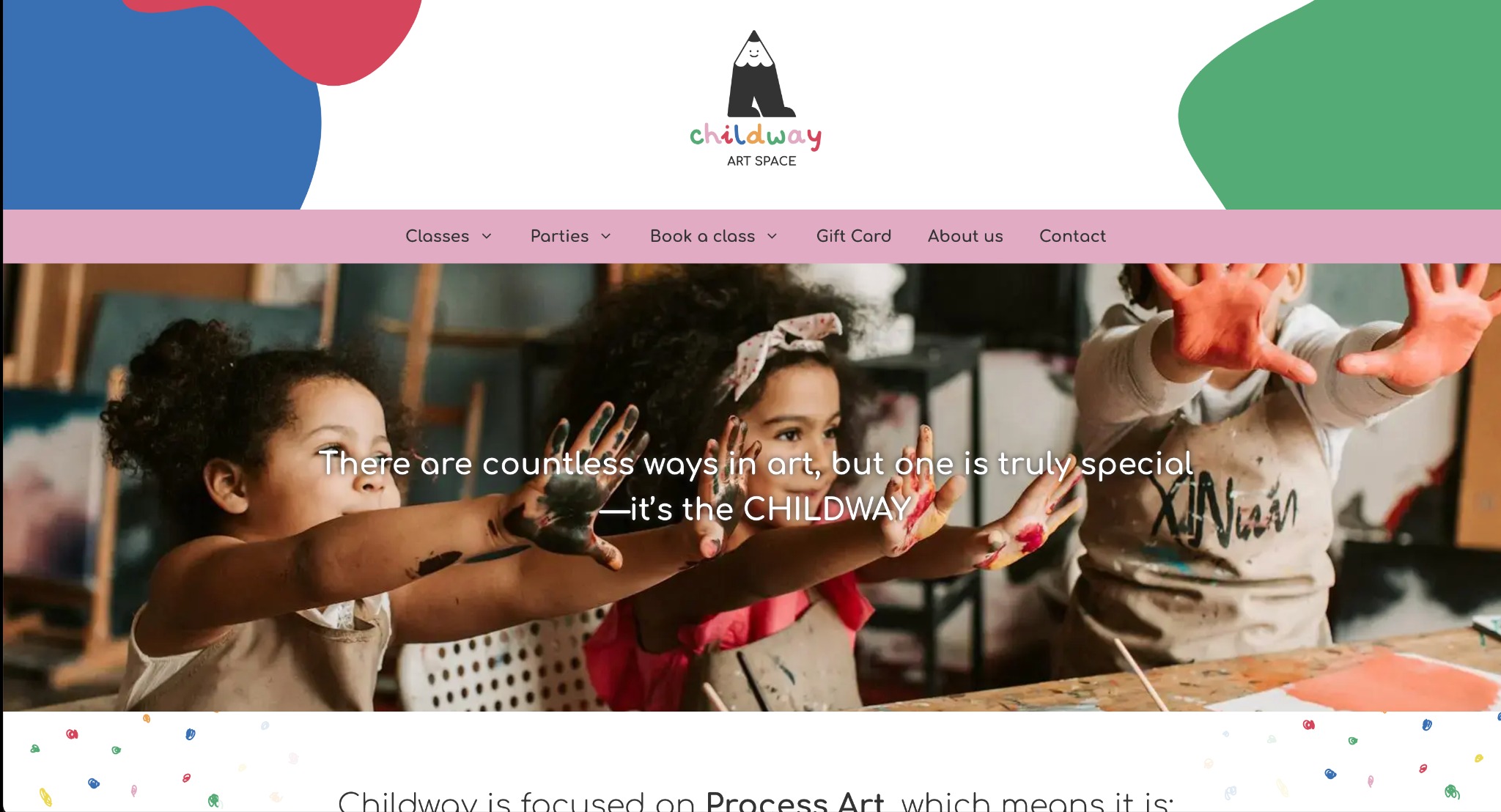 Strona internetowa artystycznej szkoły dla dzieci Childway z widocznymi dziećmi z pomalowanymi rękami podczas zajęć plastycznych.