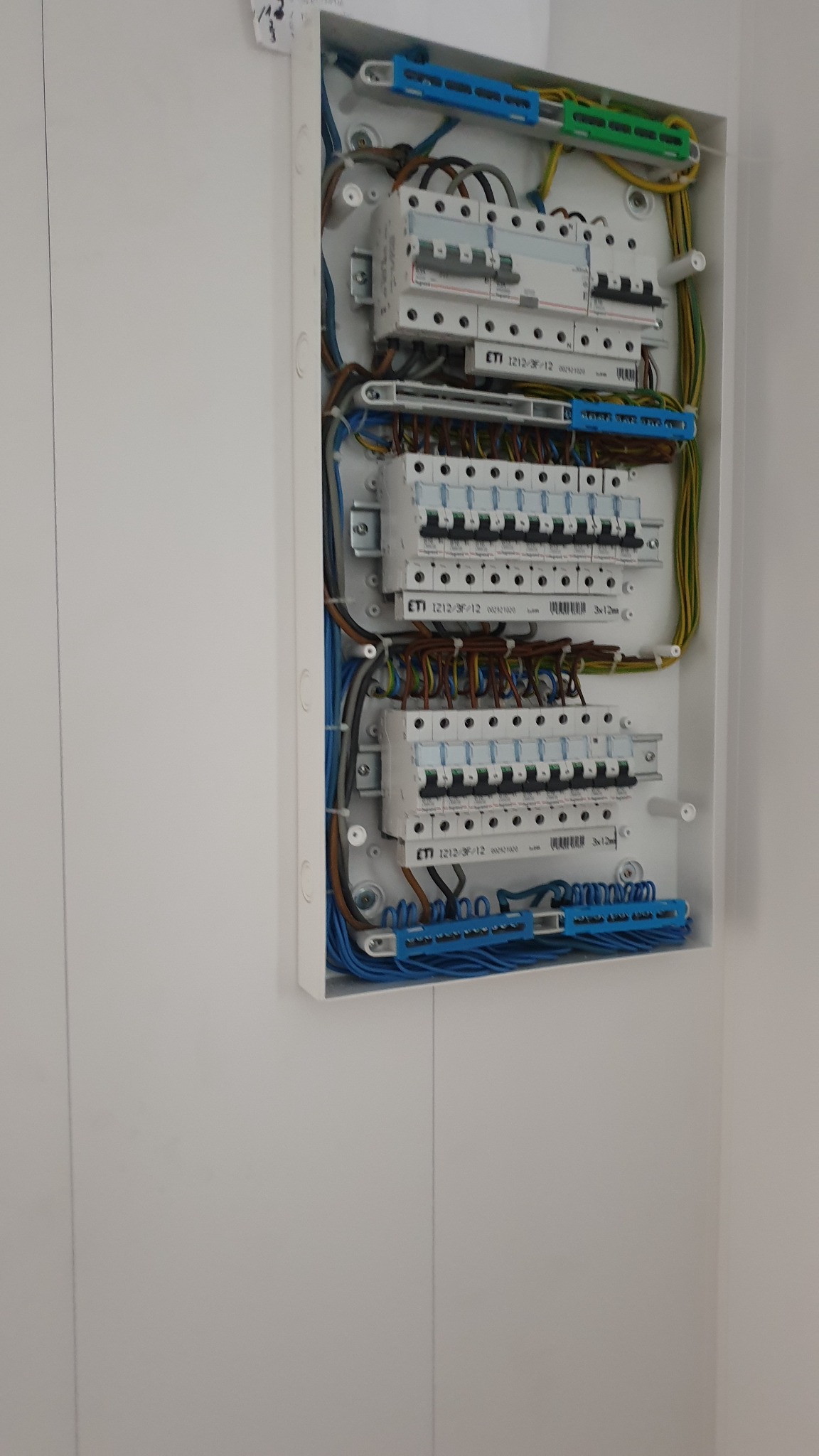 instalacja elektryczna w domkach modułowych