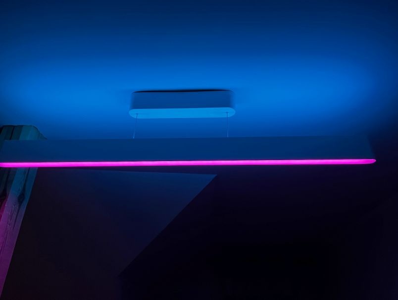 Lampa z regulacją koloru świecenia