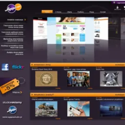 Prezentacja portfolio stron internetowych firmy AGAPENET na ekranie monitora, widoczny panel nawigacyjny z ofertą usług i aktualności z branży IT.