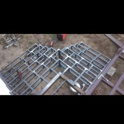 sebastian misiak - Metalowa konstrukcja szkieletowa w trakcie budowy, spawarka i narzędzia obok, widok z góry.