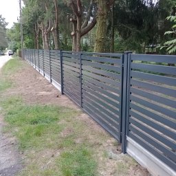 Ogrodzenie palisadowe.