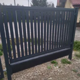 Ogrodzenie palisadowe.