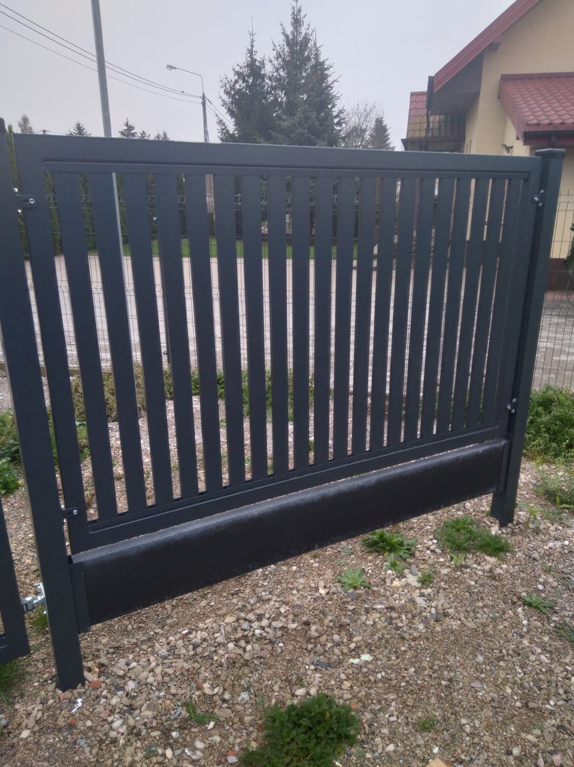 Ogrodzenie palisadowe.