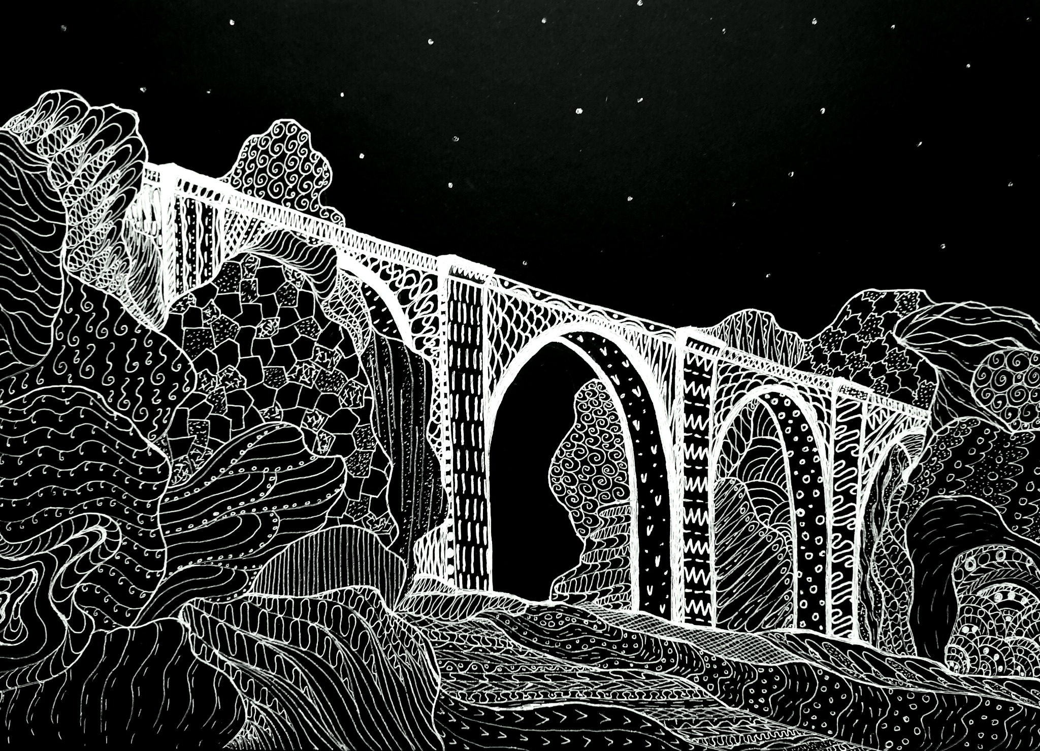 Czarno-biały rysunek tuszem przedstawiający most z łukami, otoczony wzorzystymi skałami i stylizowanym nocnym niebem.