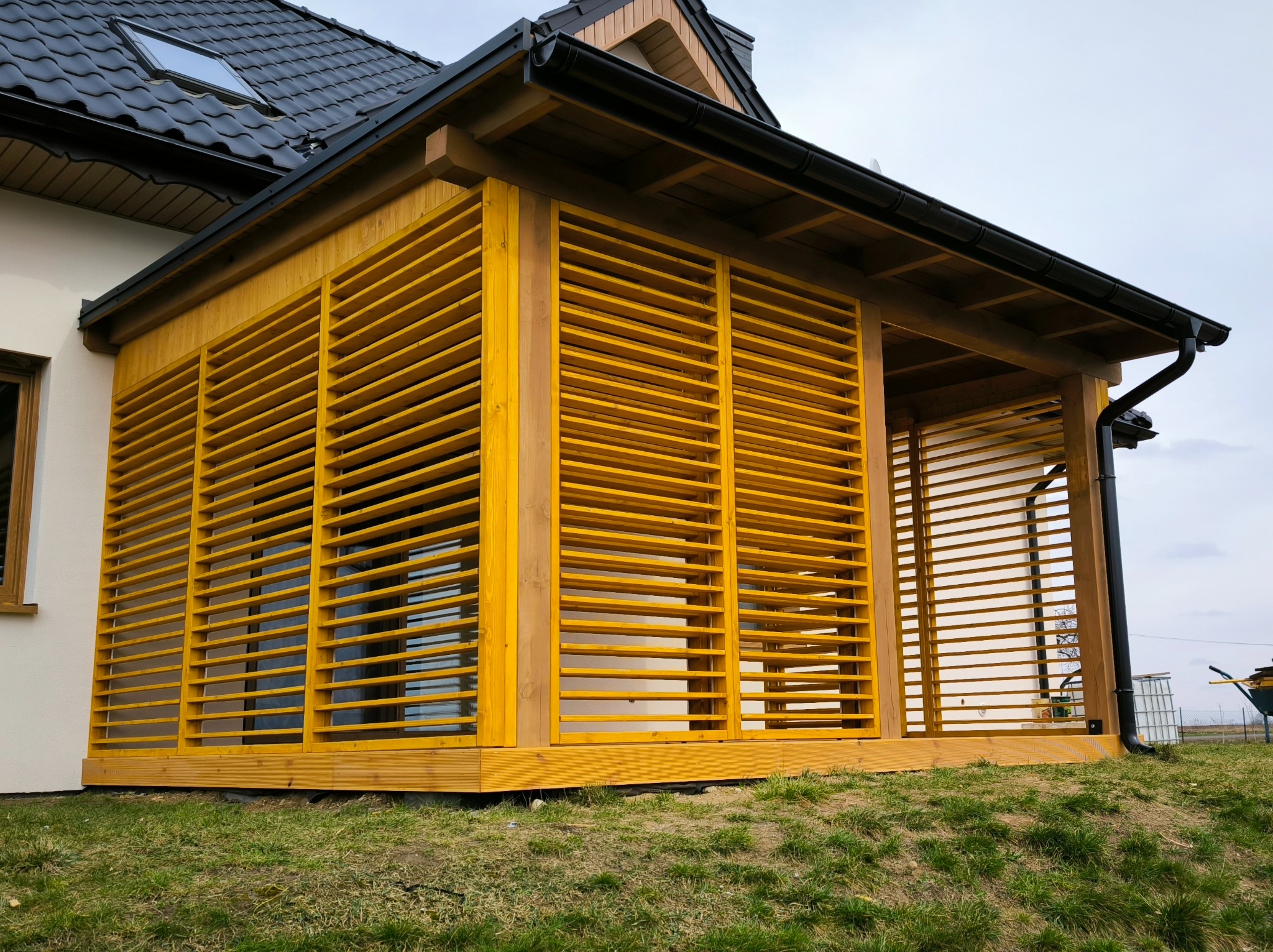 Altana z ruchomymi ażurami