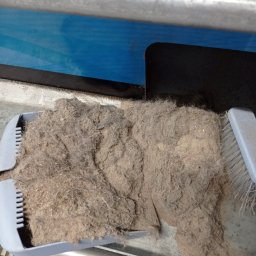 To co widzimy w automacie trzepiącym zadziwia. To brud który był w Waszych dywanach. Codzienne odkurzanie nie wystarcza. Piach, kurz, resztki jedzenia, to wszystko zalega głęboko w Waszych dywanach.Takie roztocza mają wpływ na powietrze w Twoim mieszkaniu.