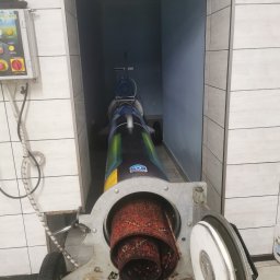 W naszej pralni każdy dywan trafia do wirówki która usuwa 95 % wody 